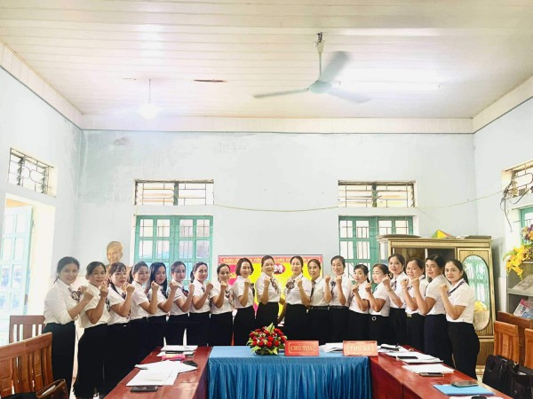 Ảnh kết nạp đảng viên chi bộ trường MN