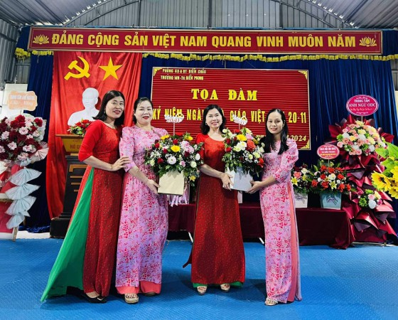 Đại diện BCHCĐ tặng hoa chúc mừng lãnh đạo trường nhân ngày NGVN 20-11