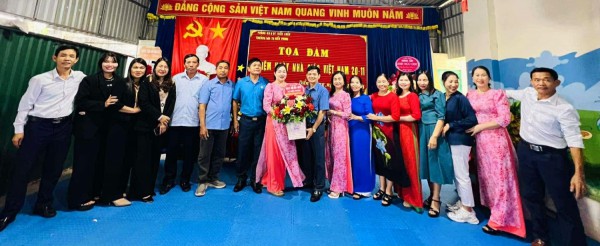 Đại biểu dự tặng hoa chúc mừng nhà trường nhân ngày 20/11