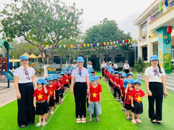 Hoạt động trải nghiệm tham quan cánh đồng lúa, lạc vườn cây của trẻ 4- 5  tuổi