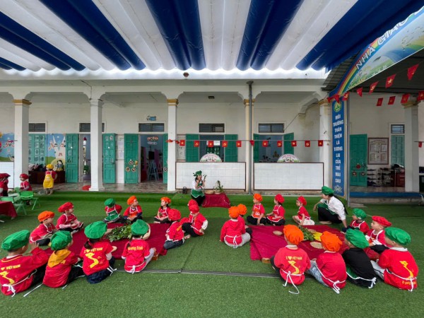 Hoạt động nhặt rau giúp Cô cấp dưỡng của trẻ