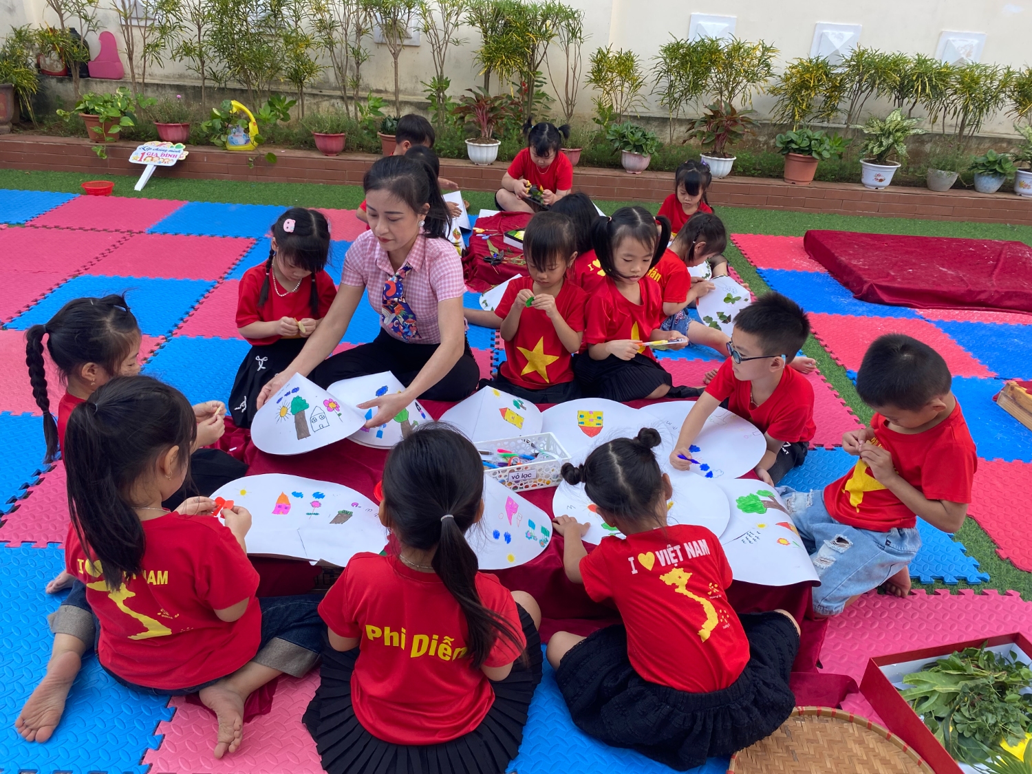 Làm nón 20 11 lớnB