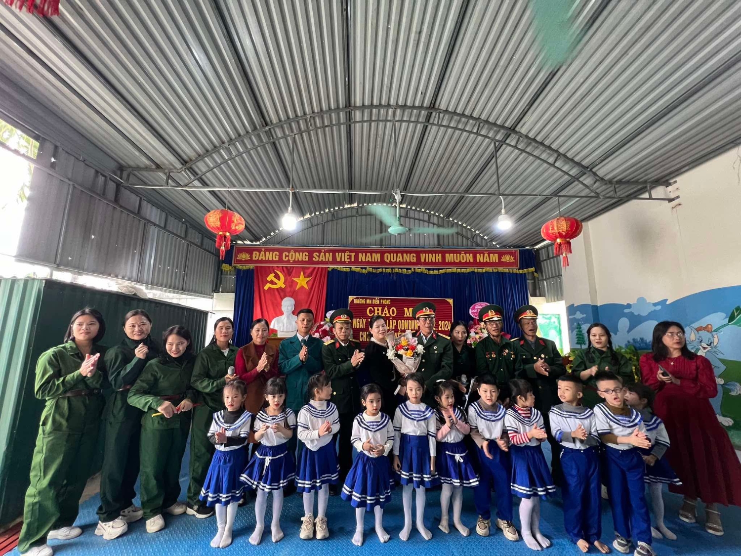 Nhà trường tặng hoa chúc mừng các chú bộ đội nhân ngày lễ 22/12/2024