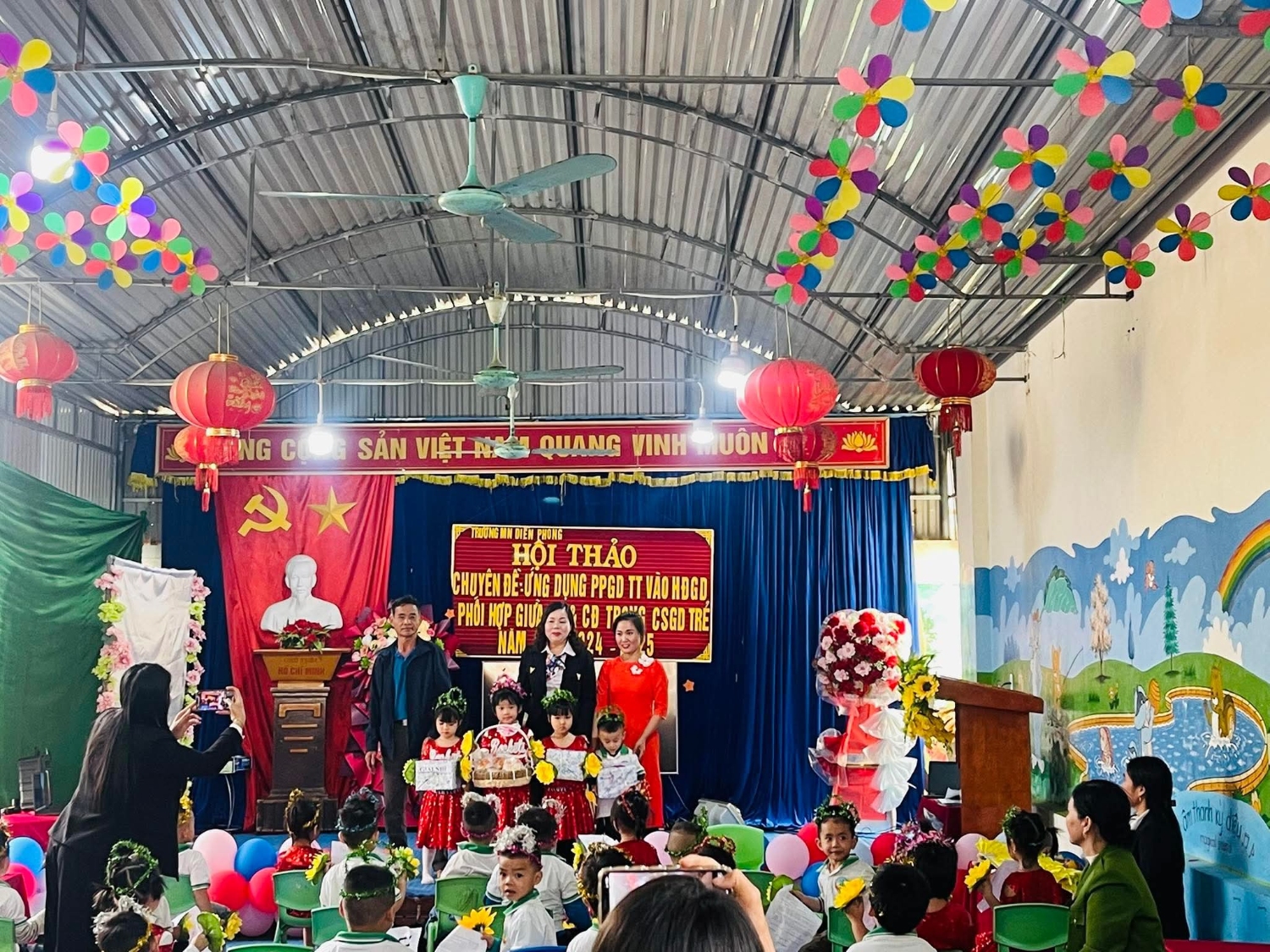 Nhà trường và ban đại diện CMHS trao quà cho trẻ tại hội thảo