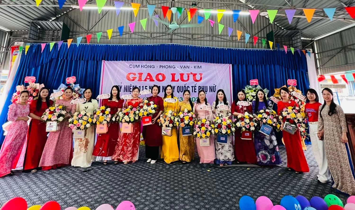 CĐ tặng hoa BGH các trường