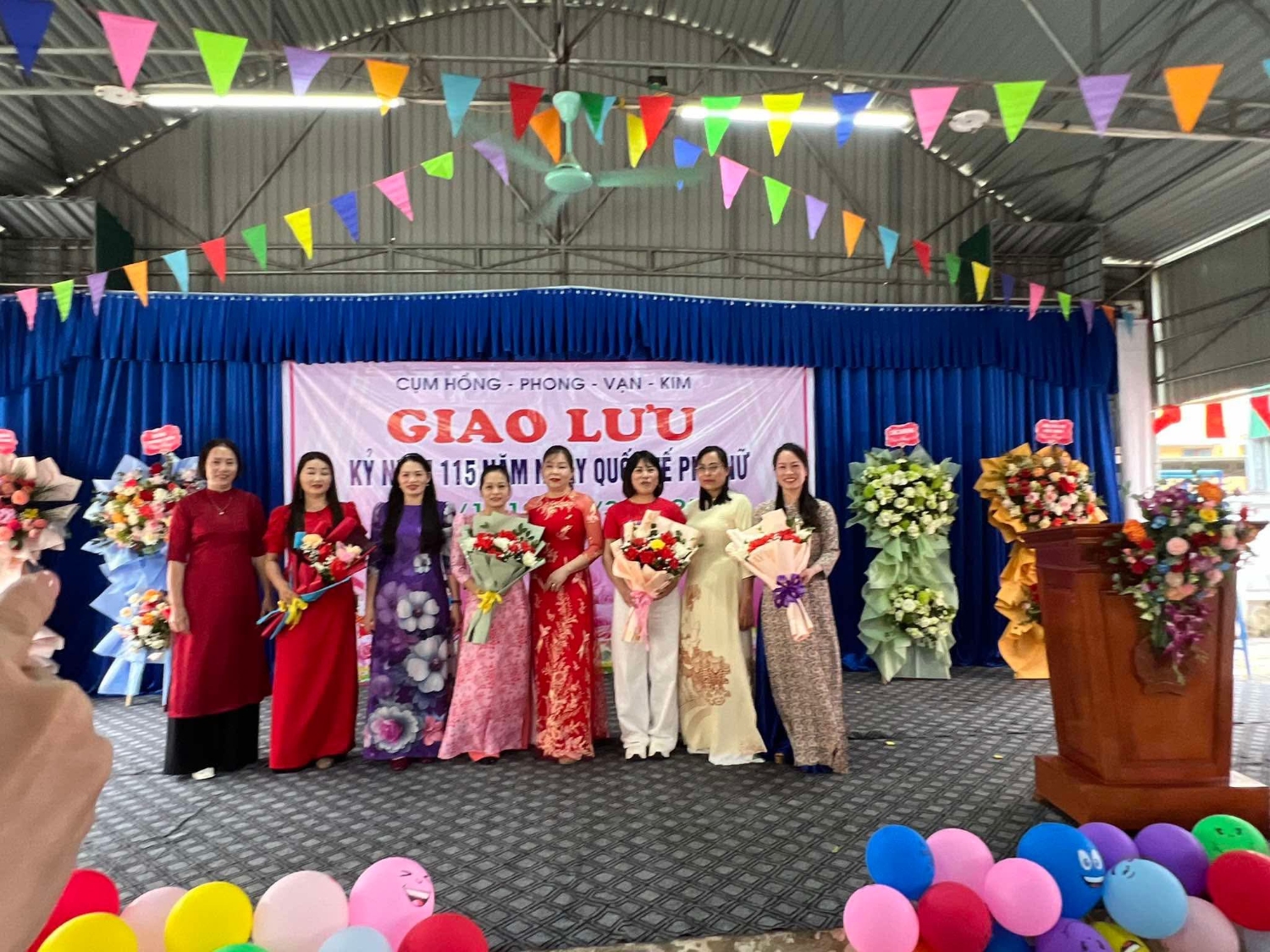 HT tặng hoa cho CTCĐ