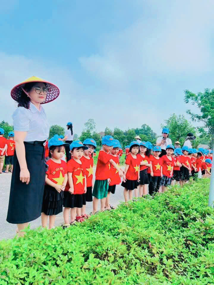 Cô hương cùng trẻ xem lạc