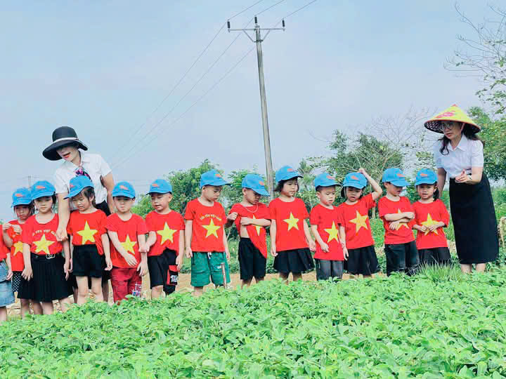 Cô hương và cô Oanh cùng trẻ xem lạc