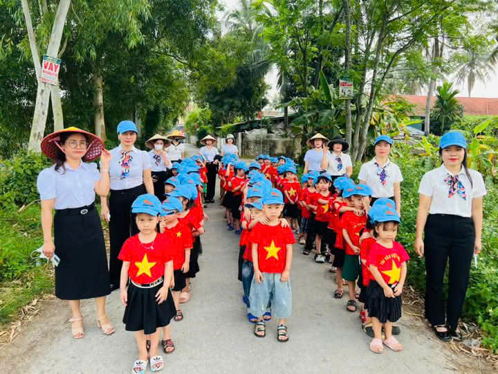 Cô và trẻ đi tham quan