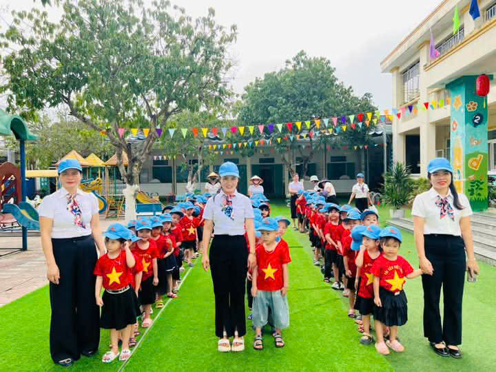 Hoạt động trải nghiệm tham quan cánh đồng lúa, lạc vườn cây của trẻ 4- 5  tuổi