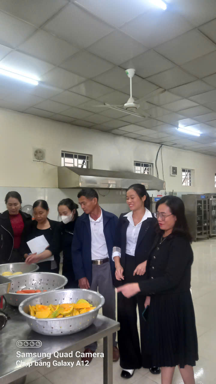 nhà trường và HPH giám sát chế biến món ăn