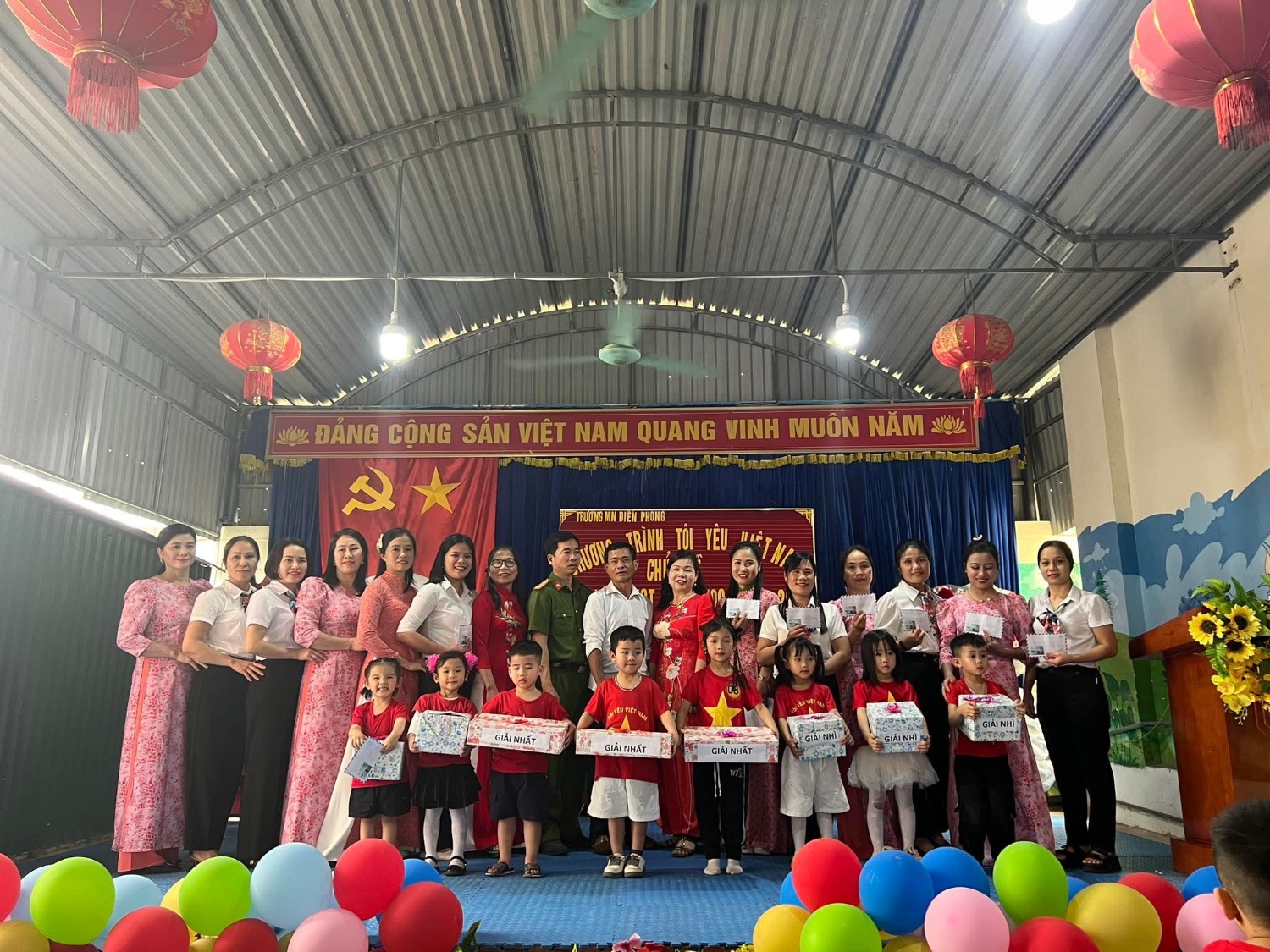 Trao giải cho các đội tham gia