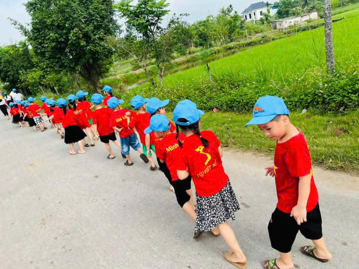 Trẻ đi theo hàng