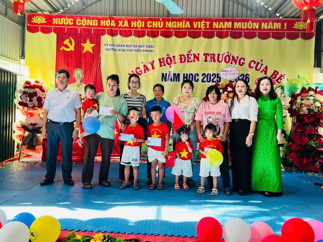 Tặng quà cho HS nghèo