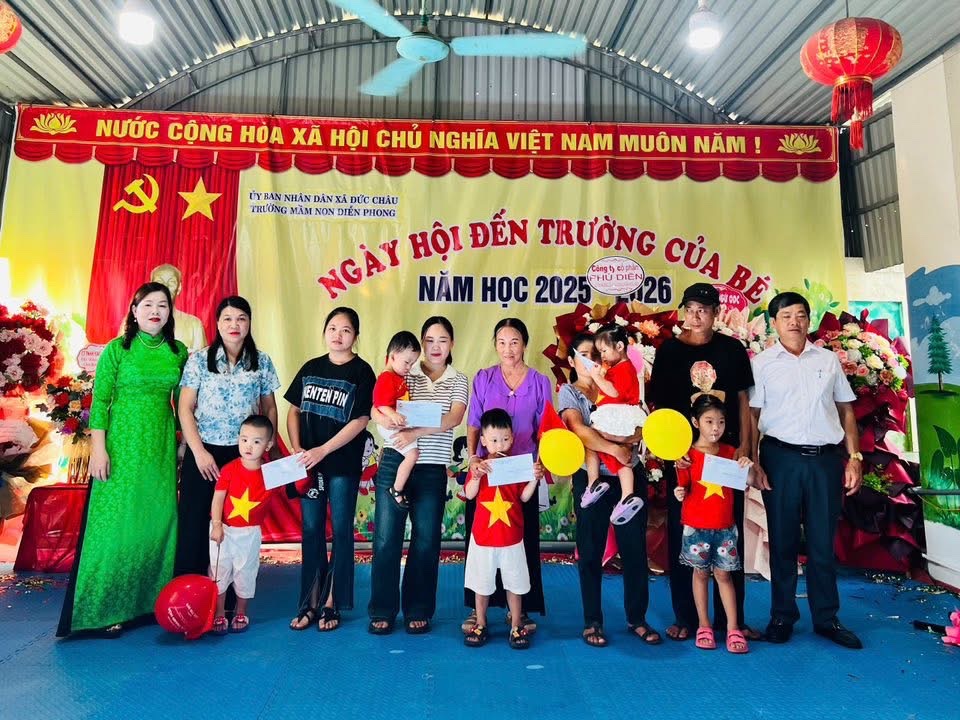 Tặng quà của gia đình Bác Chu Văn Ba nhân ngày khai giảng