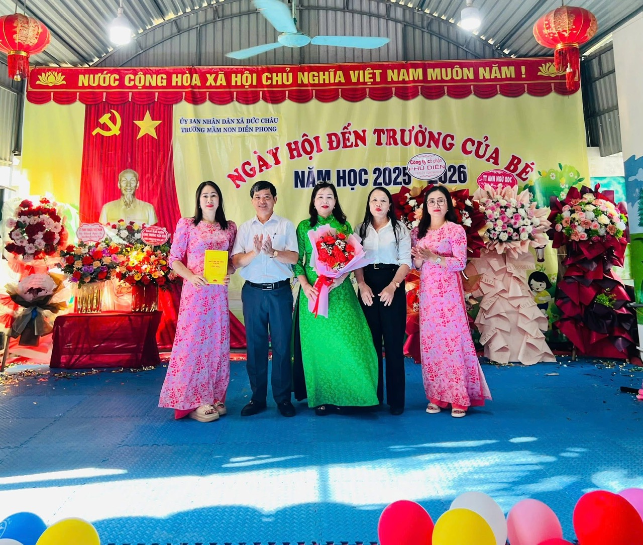 UBND xã tặng hoa chúc mừng KG