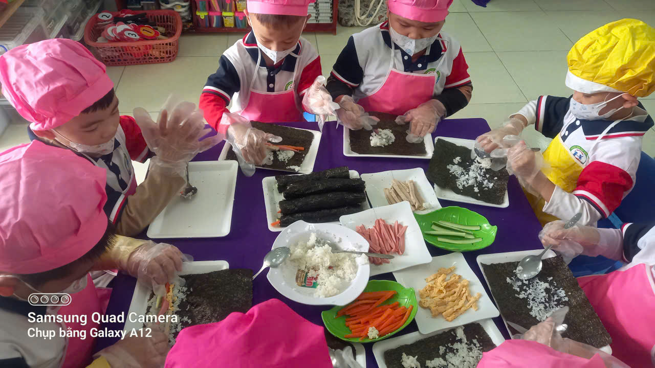 Trẻ thực hành trải nghiệm làm các món ăn