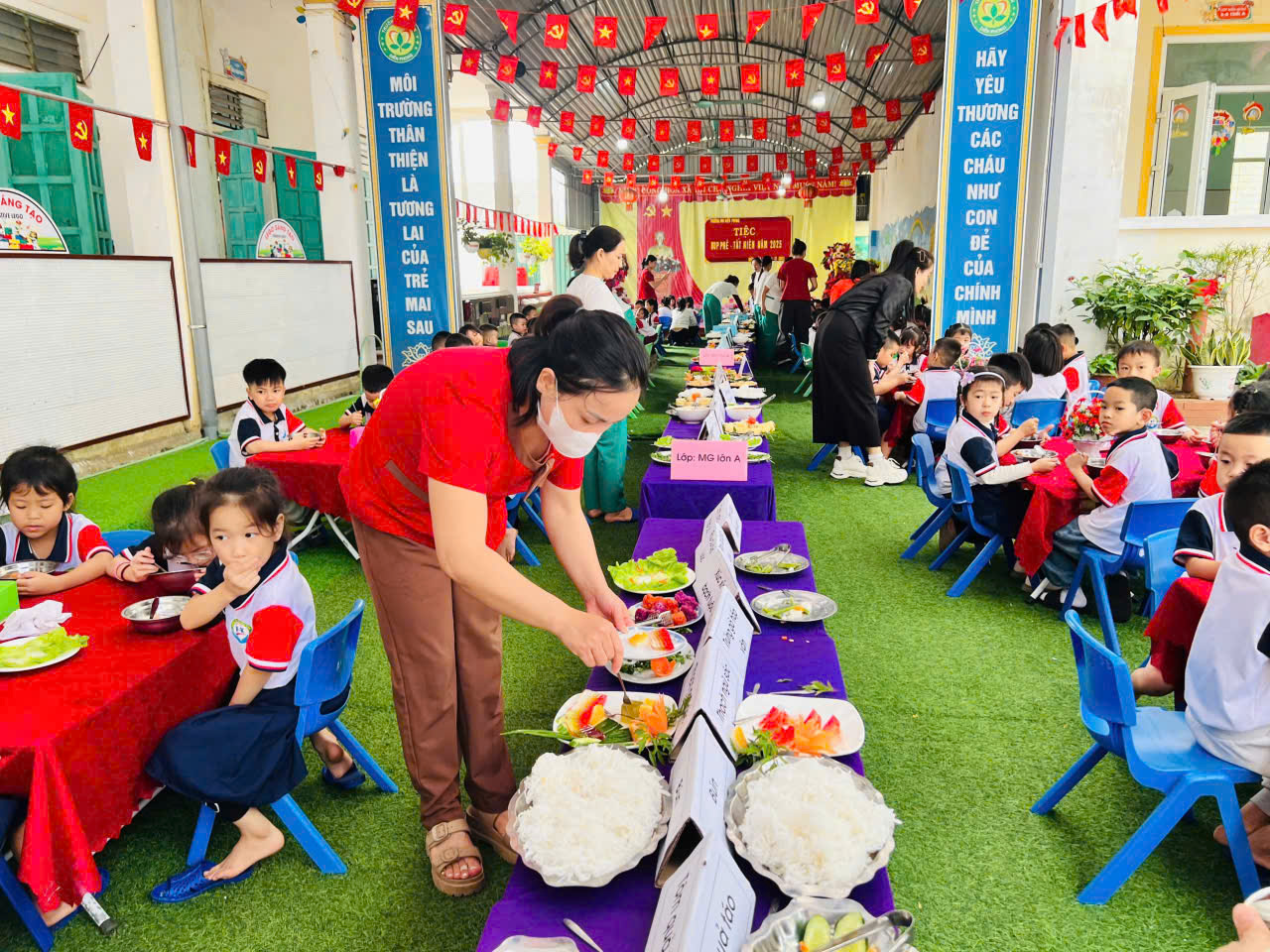 gen h trẻ ăn tiệc