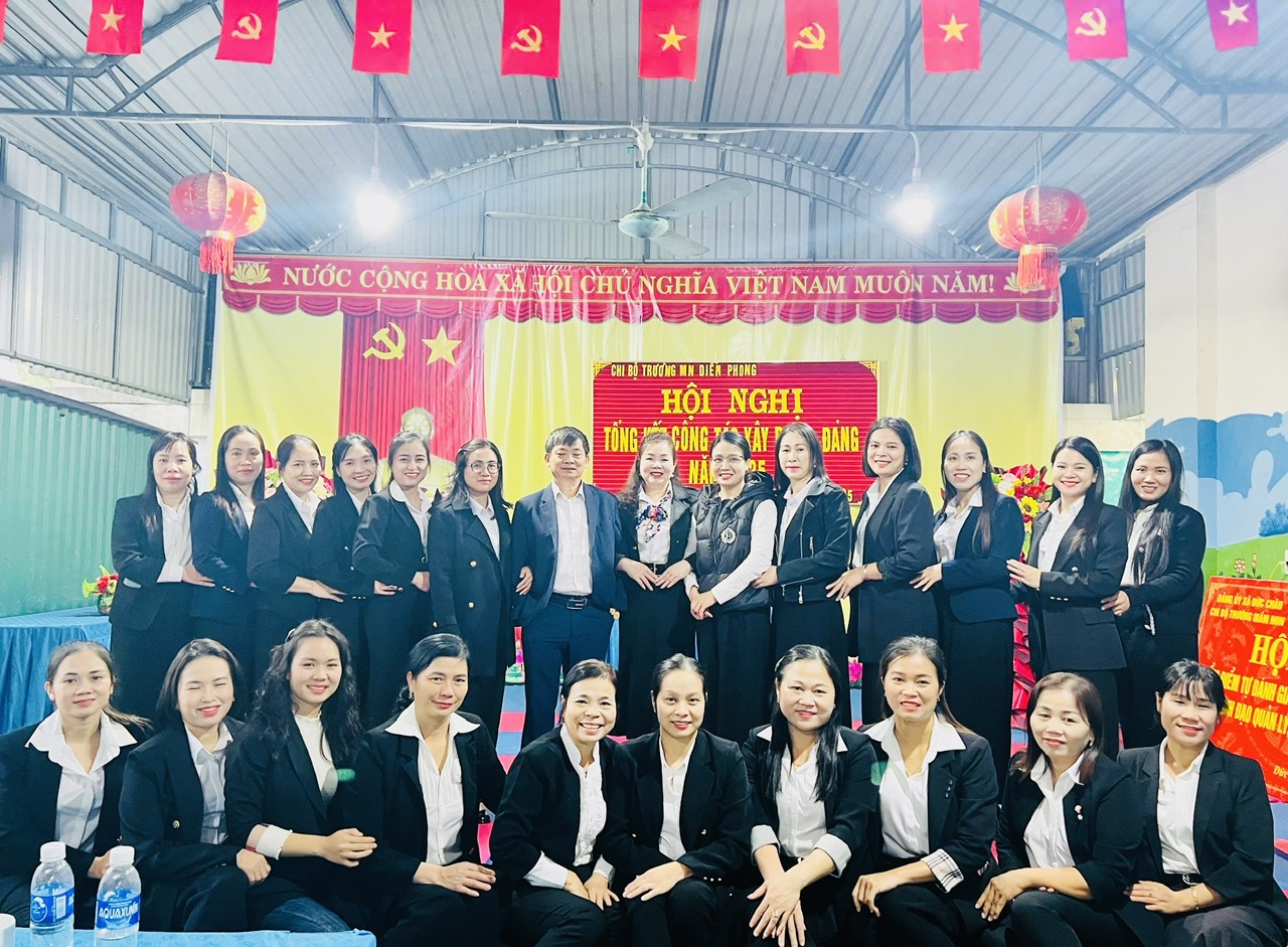 Tập thể đảng viên dự Tổng kết đảng