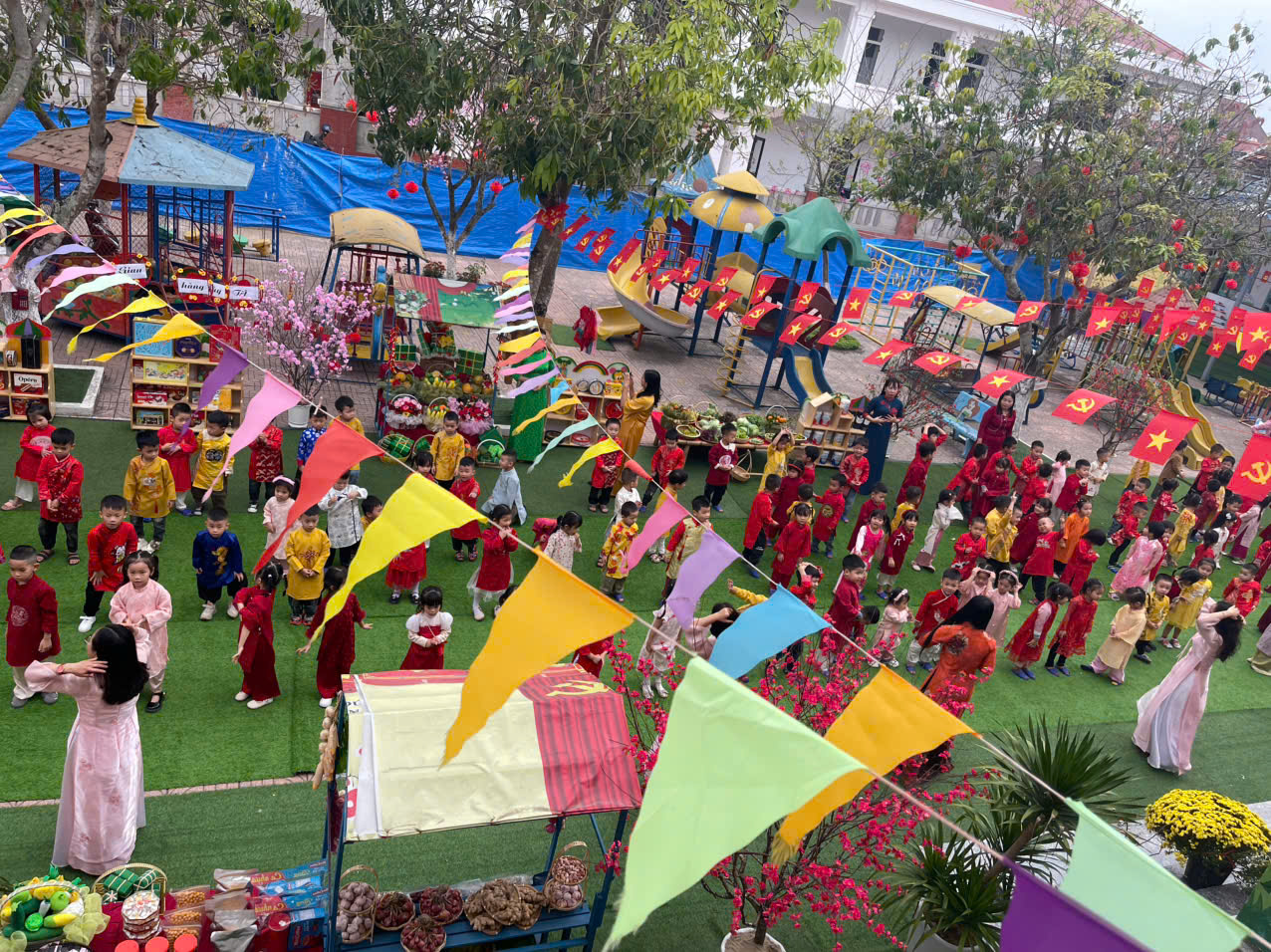 Hoạt động trải nghiệm " Bé vui đón tết mừng xuân sang"