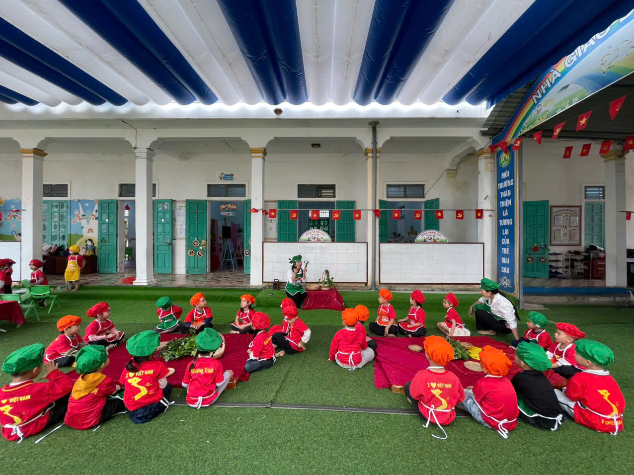 Hoạt động nhặt rau giúp Cô cấp dưỡng của trẻ